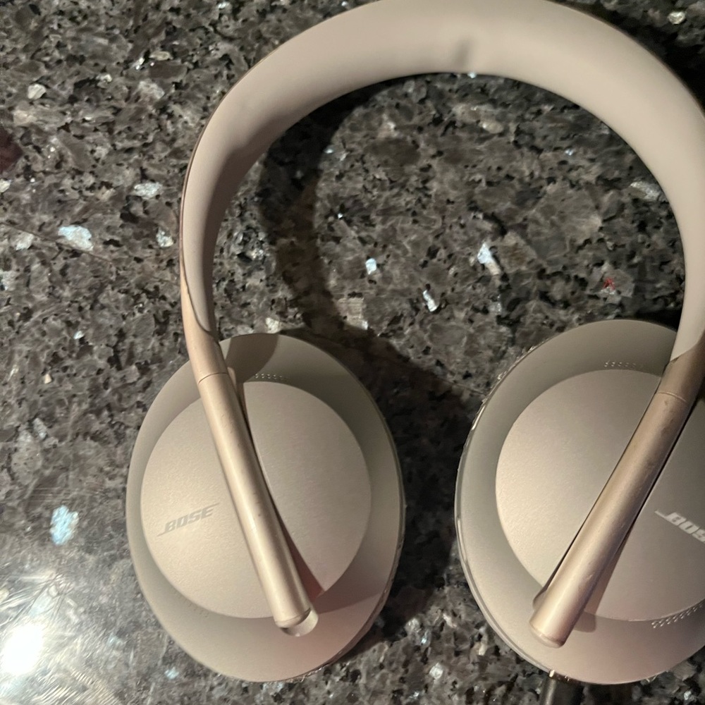 Bose superior sound headphones rechargeable, wireless, great condition orig$ 599